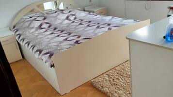 3 habitaciones, tabla de planchar con plancha y acceso a internet