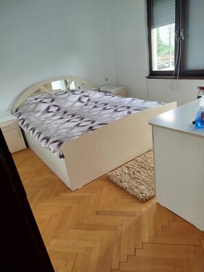 3 habitaciones, tabla de planchar con plancha y acceso a internet 