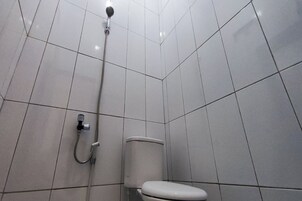 Quarto casal standard | Banheiro | Chuveiro, toalhas de banho