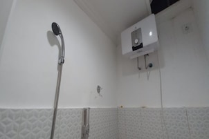 Quarto casal standard | Banheiro | Chuveiro, toalhas de banho