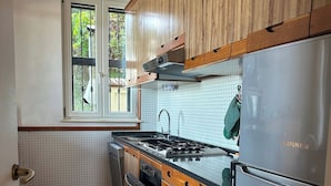 Een microgolfoven, een oven, een kookplaat