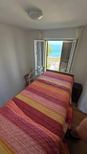 Iron/ironing board, WiFi, bed sheets