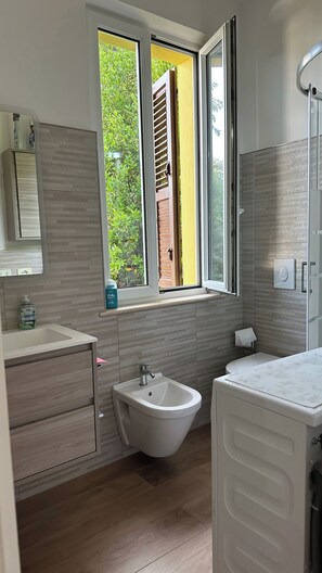 Douche, sèche-cheveux, bidet, serviettes fournies