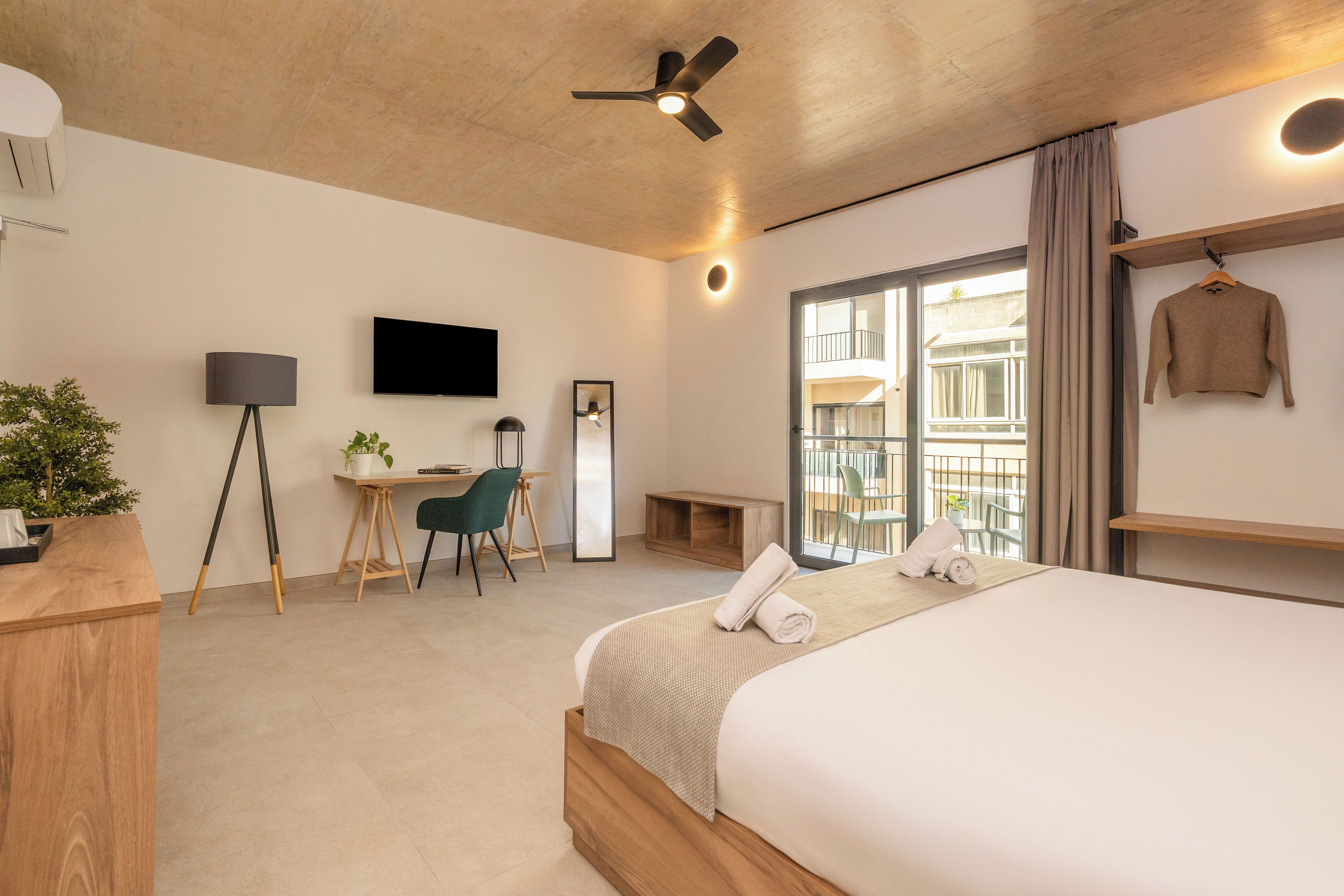 Superior Double Room, Balcony | Desk, free WiFi