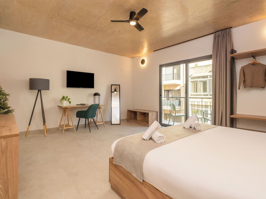 Superior tweepersoonskamer, balkon | Een bureau, gratis wifi