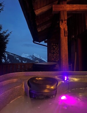 Outdoor spa tub - Chalet ZORE, ski-in/ski-out, Jacuzzi, 190 m² and breathtaking mountain views (Morzine)