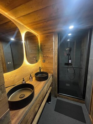 Shower, hair dryer, towels, soap - Chalet ZORE, ski-in/ski-out, Jacuzzi, 190 m² and breathtaking mountain views (Morzine)