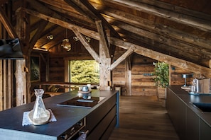 Coffee/tea maker, fridge, microwave, oven - Chalet ZORE, ski-in/ski-out, Jacuzzi, 190 m² and breathtaking mountain views (Morzine)