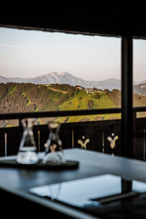 Dining - Chalet ZORE, ski-in/ski-out, Jacuzzi, 190 m² and breathtaking mountain views (Morzine)