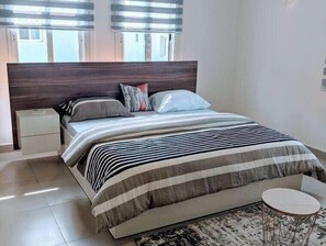 Deluxe apartman, erkély, kilátással a városra | Ír óasztal, laptophoz jól használható munkafelület és sötétítőfüggöny