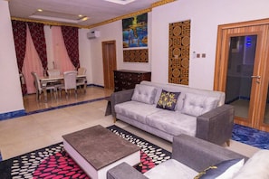 Deluxe apartman, erkély, kilátással a városra | Nappalirész