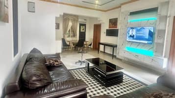 Deluxe Apartment, Balcony, City View | Living area