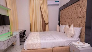 Una camera da letto con un letto, una scrivania e una sedia.