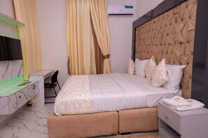 Escritorio, espacio para trabajar con laptop y cortinas blackout 