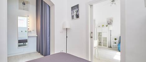 2 bedrooms, iron/ironing board, internet, bed sheets
