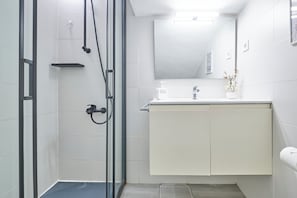Dusche, Haartrockner, Handtücher, Seife