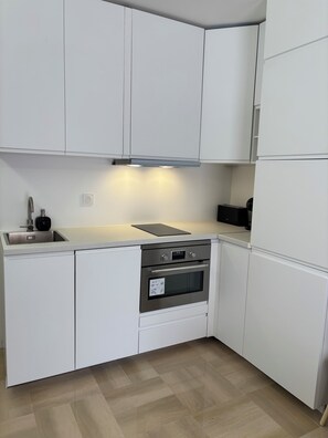 Kühlschrank, Mikrowelle, Ofen, Herdplatte