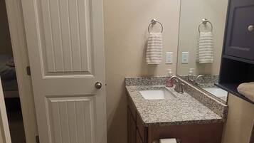 Serviettes fournies, savon, papier toilette