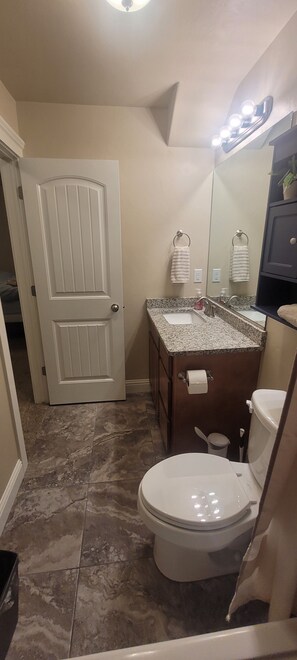 Pyyhkeet, saippua, vessapaperi