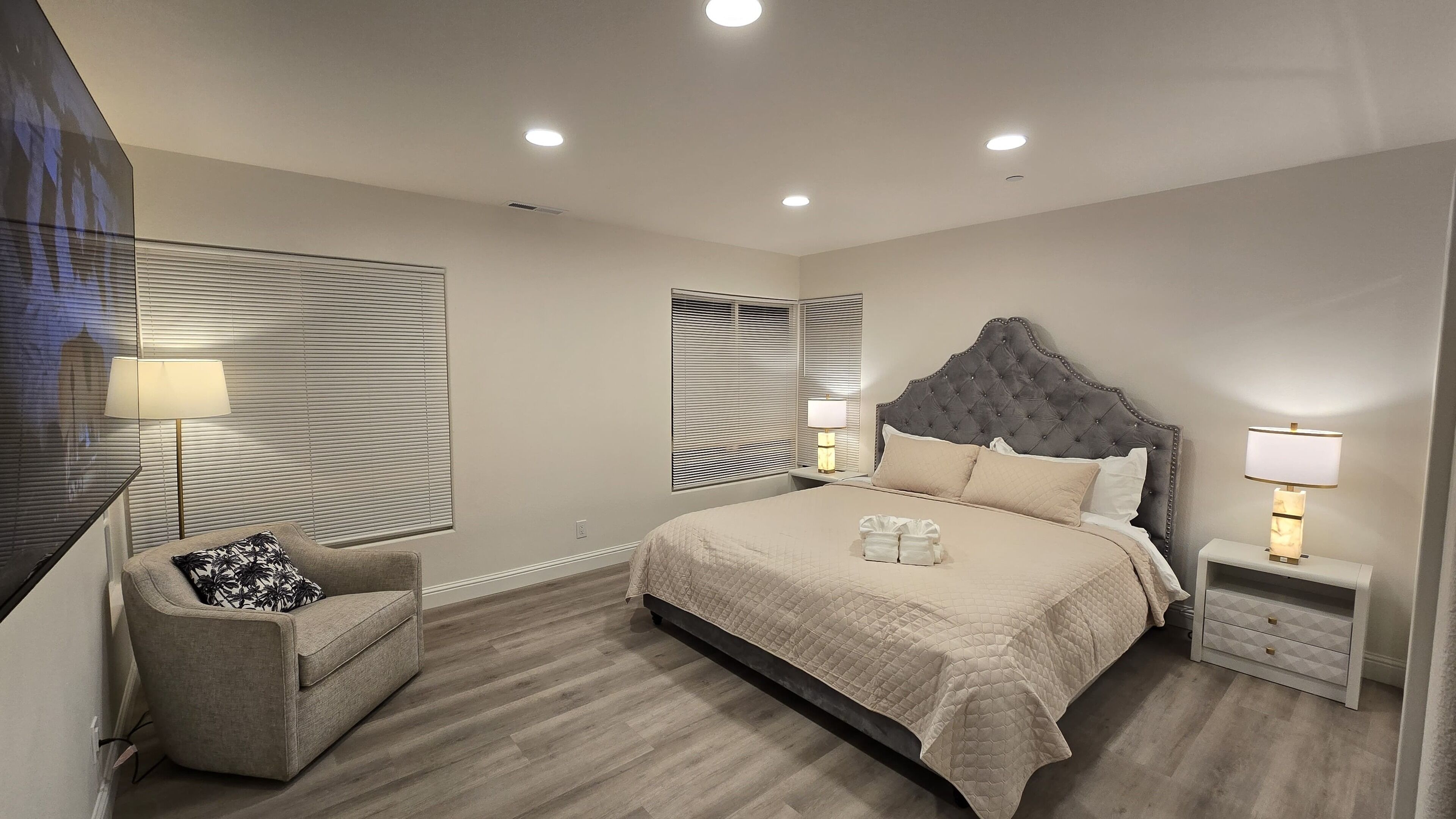 Tabla de planchar con plancha, wifi gratis, ropa de cama