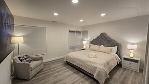 Tabla de planchar con plancha, wifi gratis y ropa de cama 