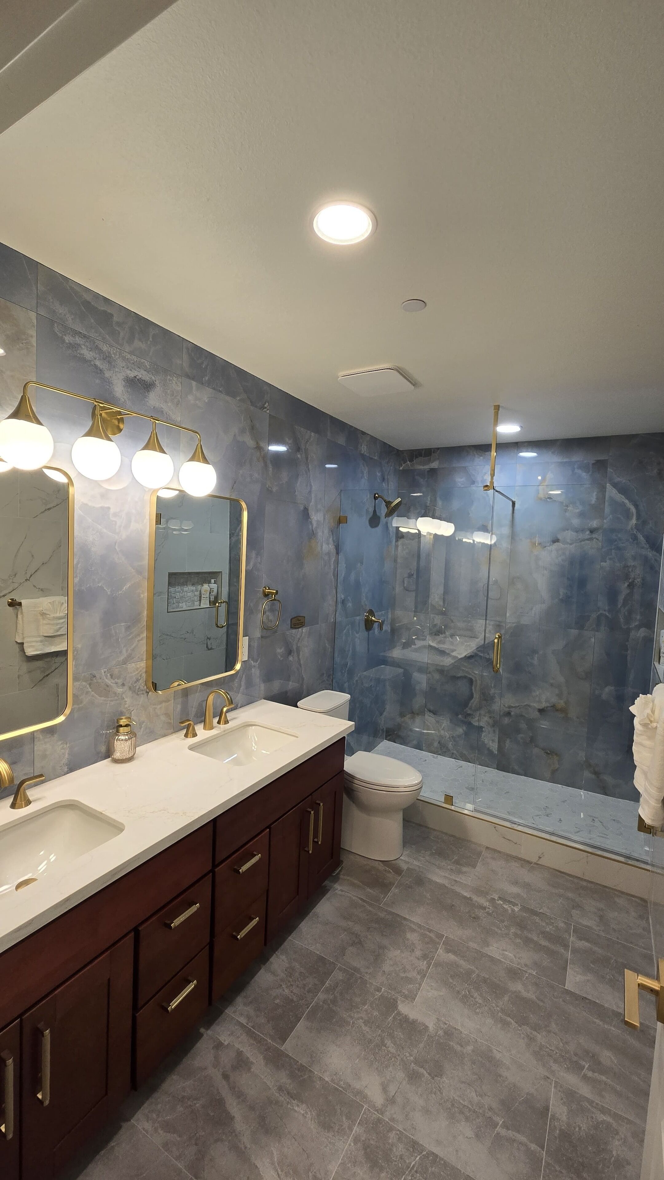 Ducha, secador de pelo, toallas y jabón