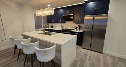 Coastal Retreat. Ocean View. Walk to Beach & Dine.