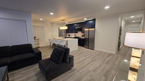 Coastal Retreat. Ocean View. Walk to Beach & Dine.
