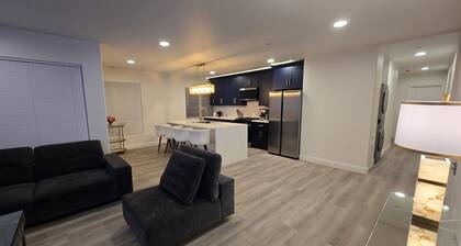 Coastal Retreat. Ocean View. Walk to Beach & Dine.