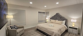 Coastal Retreat. Ocean View. Walk to Beach & Dine.