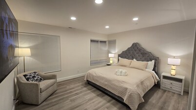 Coastal Retreat. Ocean View. Walk to Beach & Dine.