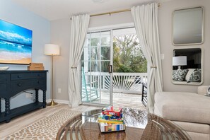 Smart TV, video games, books - Private Heated Pool, Hot Tub, 1-min Walk to Beach, Pet Friendly, King Bed (Surfside Beach)