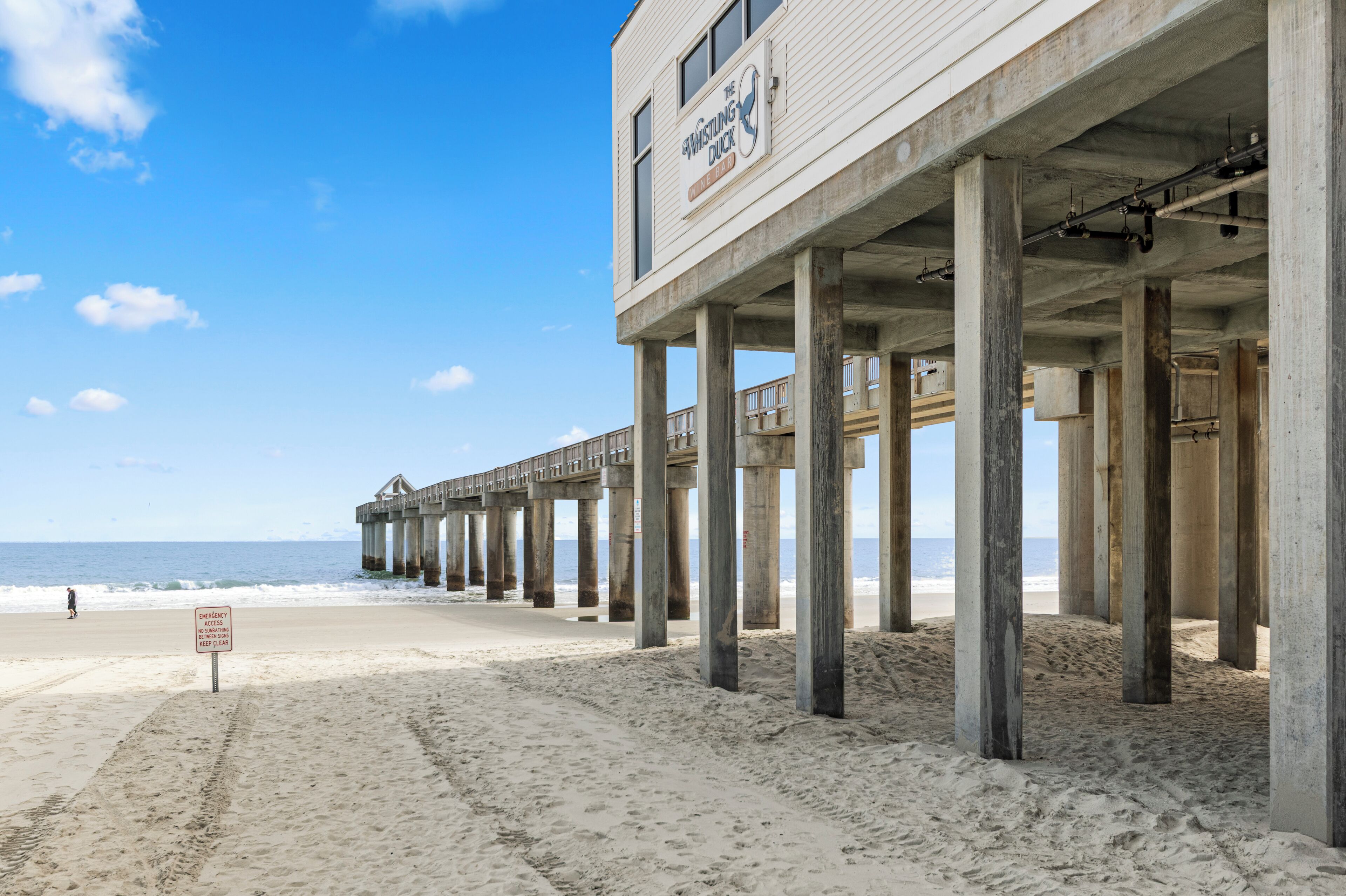 Vlak bij het strand, ligstoelen, strandlakens