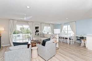 Smart TV, video games, books - Private Heated Pool, Hot Tub, 1-min Walk to Beach, Pet Friendly, King Bed (Surfside Beach)