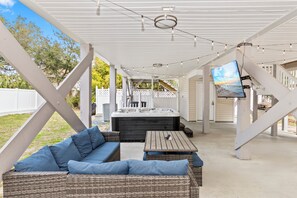 Terrace/patio - Private Heated Pool, Hot Tub, 1-min Walk to Beach, Pet Friendly, King Bed (Surfside Beach)