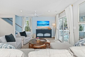 Smart TV, video games, books - Private Heated Pool, Hot Tub, 1-min Walk to Beach, Pet Friendly, King Bed (Surfside Beach)