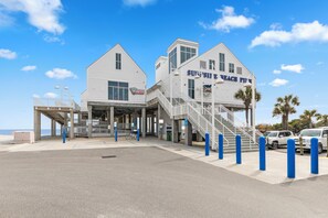 Ein Gebäude direkt am Strand mit einem Schild, auf dem "Sunshine Beach Pit" steht. Es hat eine Treppe zum Eingang, einen überdachten Bereich und Blick auf den Strand.