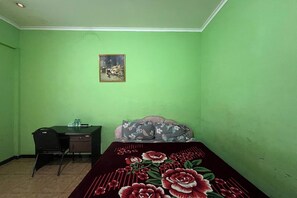 Free WiFi, bed sheets - OYO 95109 Eksis Homestay Syariah (Simo)