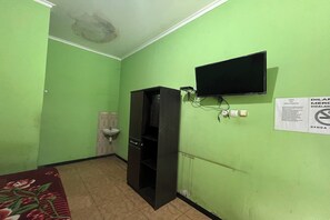 Free WiFi, bed sheets - OYO 95109 Eksis Homestay Syariah (Simo)