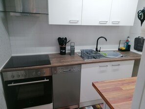 Kühlschrank, Ofen, Herdplatte, Geschirrspüler
