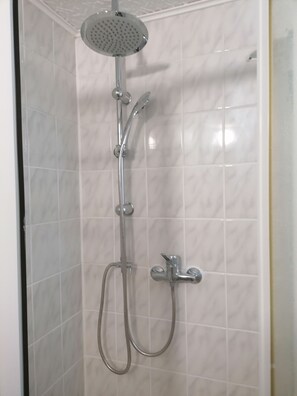 Douche, séchoir à cheveux, serviettes fournies, savon