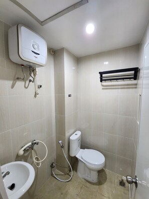 Deluxe-Doppelzimmer | Badezimmer | Dusche, Handtücher