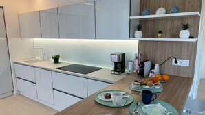 Kaffe- och tebryggare, kylskåp, mikrovågsugn och ugn