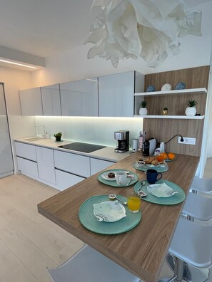 Fridge, microwave, oven, stovetop - Lake Paradise Apartment (Veneto)