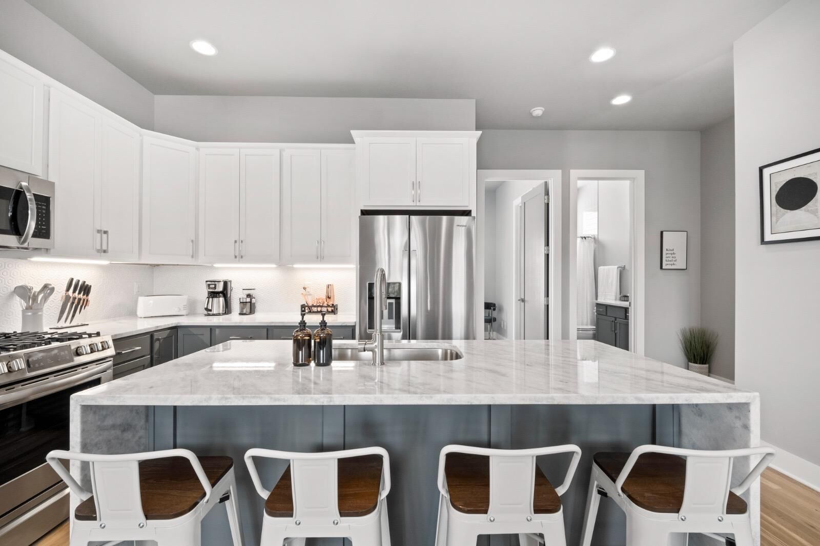 Microondas, horno, placa de cocina, lavavajillas