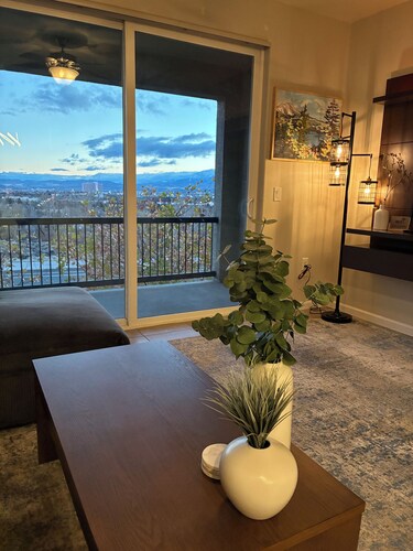 Alpenglow: Townhome 2Kings & 2full ba, Mt. Rose & Reno City Views - Close to All