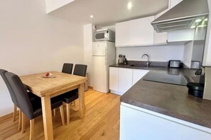 Private kitchen - F2 de standing à Auron - South terrace, near center (Saint-Étienne-de-Tinée)