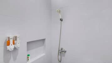 Quarto duplo luxo | Banheiro | Chuveiro, toalhas de banho