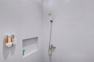 Deluxe Twin Room | Bathroom | Shower, towels