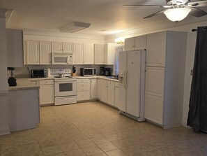 Micro-ondes, four, plaque de cuisson